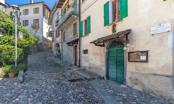 Campagnano di Roma Apartamento | Hilltop Terrace House - Panoramic Maggiore Lake Views & Stunning Sunsets