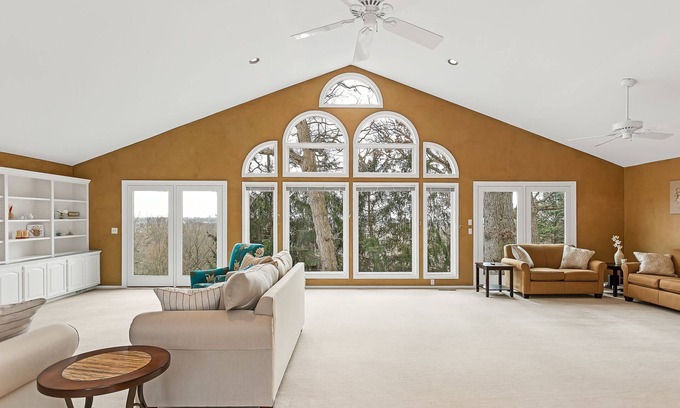 Ottawa Casa | Hilltop Villa Near Starved Rock State Park