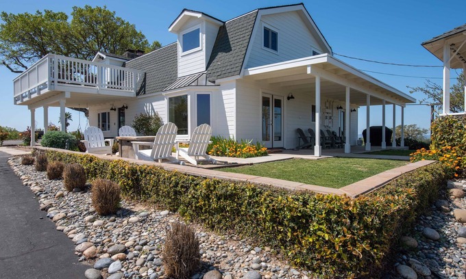 Paso Robles Casa | Hilltop Vineyard Estate with 360 Views, Hot Tub & Pool!