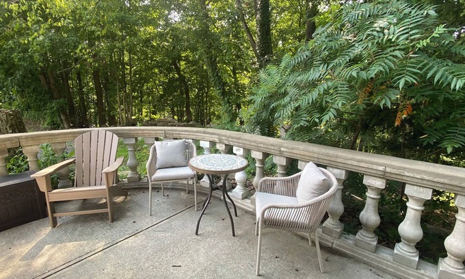 Rexford Casa | Hilltop Wine Lounge near Saratoga on Estate w/views Kingbed WiFi AC in Niskayuna