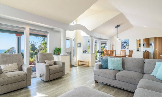 Gualala Casa | Hilton House – Spacious 3 BDR w/ Stunning Coastal Views, Private Hot Tub!