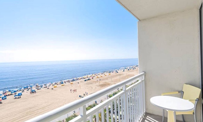 Northeast Virginia Beach Complejo | Hilton Ocean Beach Club Resort 2BR with both Oceanfront & Oceanview Balconies!