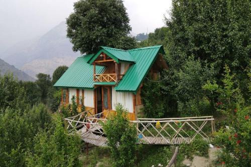 Banjar Chalet De Esquí | Himalayan Abode Tree House