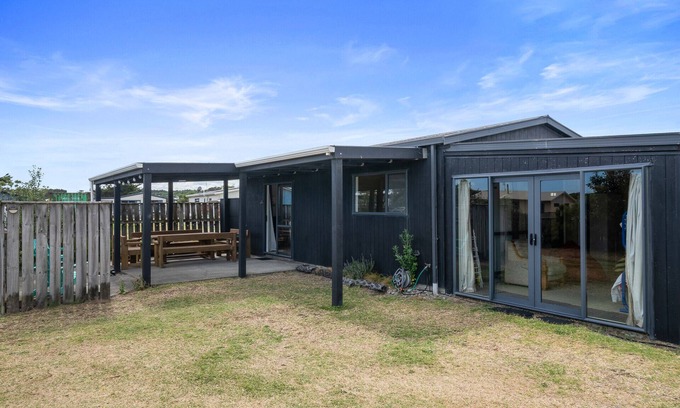 Himatangi Beach Casa | Himatangi Kiwi Bach - Himatangi Beach Holiday Home