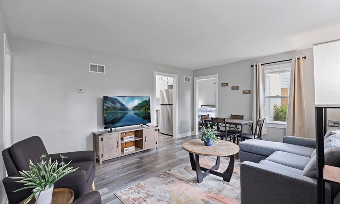 Fullersburg Casa | Hinsdale Hideaway, Pet Friendly
