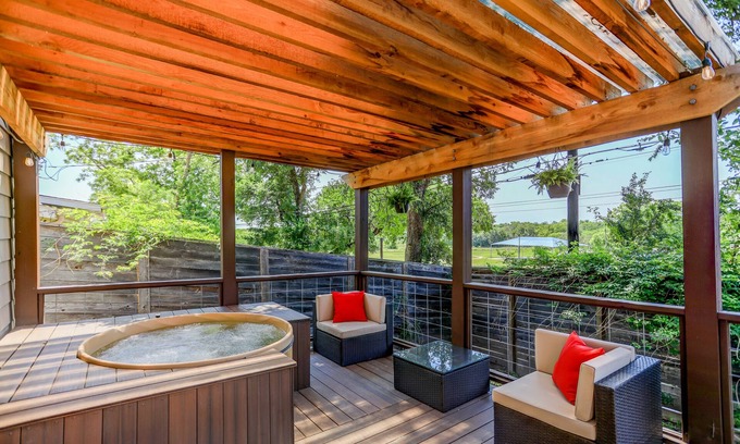 Chestnut Casa | Hip East Austin, Cold/Hot Tub, Groups/Pets Welcome