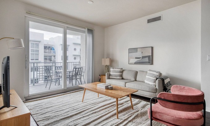 Flagler Village Apartamento | Hip Fort Lauderdale 2BR w/ Gym, Grill Area & Pool, by Blueground