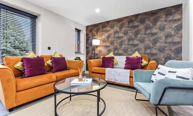 Harrow Casa | Hip & Happening: 4BR Urban Gem for Large Groups