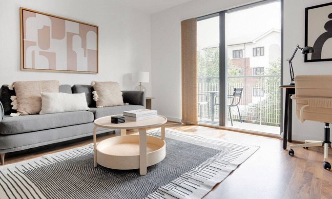 Islington Apartamento | Hip Islington 2BR w/ Day Porter & Balcony, nr Kings Cross, by Blueground