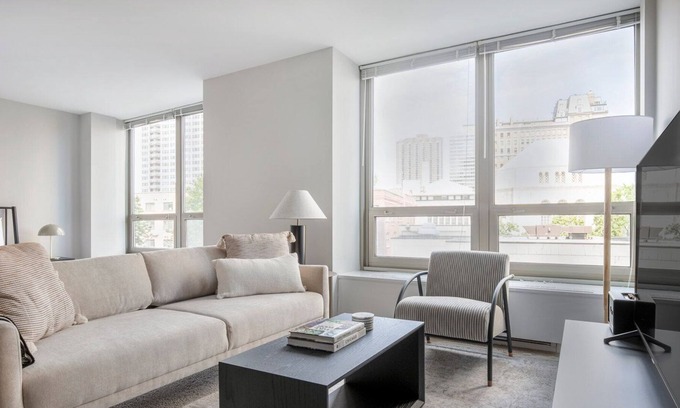 Lake View East Apartamento | Hip Lakeview Studio w/ Deck, Pool & Gym, nr Lincoln Park, by Blueground