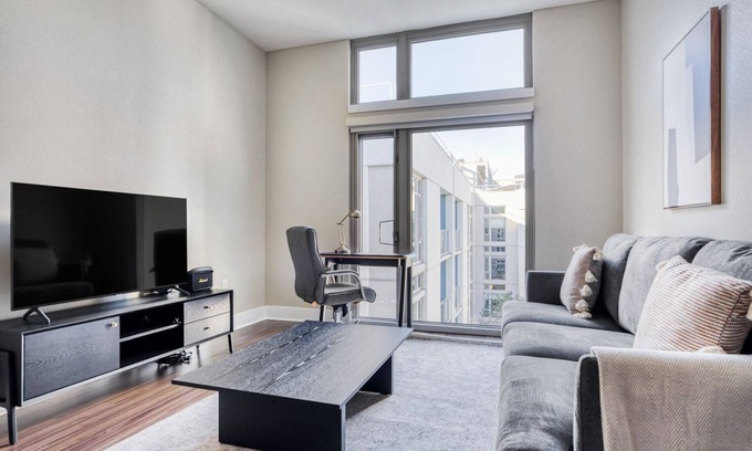 Mission Bay Apartamento | Hip Mission Bay 1BR w/ Gym & Pool, walk to Caltrain & Muni, by Blueground