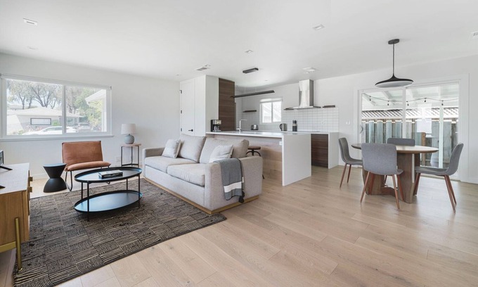 Santa Clara Apartamento | Hip Santa Clara 2BR w/ Backyard, nr Shops & Dining, by Blueground