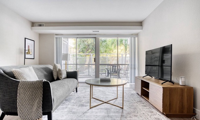 Sunnyvale West Apartamento | Hip Sunnyvale 1BR w/ W/D, Gym & Pool, 10 min to FB & Google, by Blueground