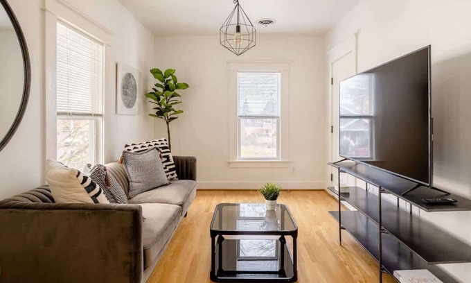 Humboldt Casa | Hipster Vibe Apartment - Food Carts & Live Music