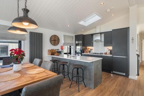 Penally Casa | Hiraeth - Luxury Lodge with Hot Tub, Close to Beach