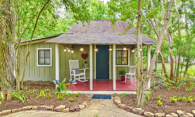 Montgomery Cabaña | Historic 1-bedroom Rustic Cottage, Walking Distance to Downtown Montgomery Texas