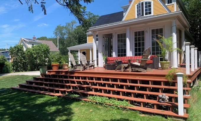 Rye Casa | Historic 1780 Farmhouse near the Sea: Sleeps 8-9