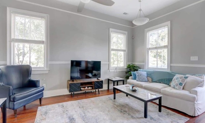 Historic Downtown Savannah Condominio | Historic 1800's Condo, Forsyth | Dog-Friendly!