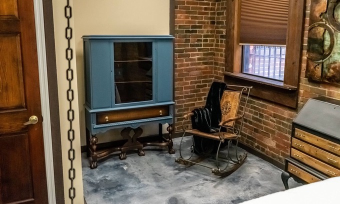 Dade City Cabina | Historic 1890's Remodeled Jail in Charming Dade City, Florida