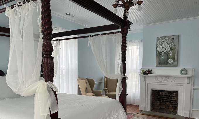 Pollocksville Cama Y Desayuno | Historic 1906 home within walking distance to river