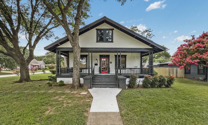 Central Arlington Casa | Historic 1915 Home, 1 Mile from AT&T Stadium, with 5 bedrooms & Private Backyard
