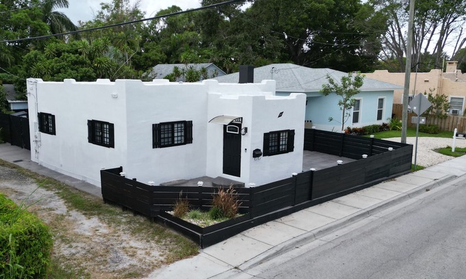Lake Worth Casa | Historic 2-bed house, WiFi, pool table/ping pong, hot tub, 3TVs, 3 min to beach