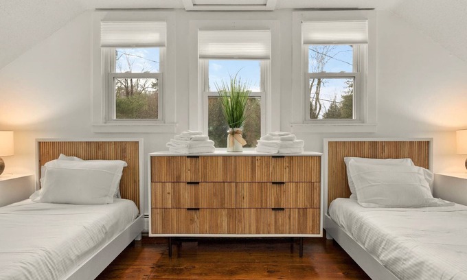 North Egremont Casa | Historic 2-BR 1800s Carriage House 8-Min to Catamount