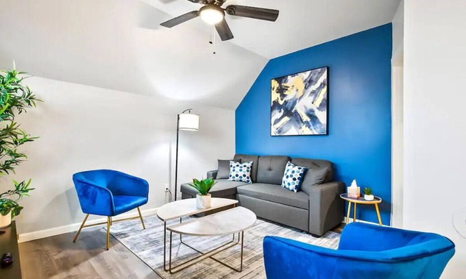 Everett Apartamento | Historic 2 BR apartment in Everett w/ modern comforts. Features AC, full kitchen, W/D, and dedicated workspace. Only 4 mins to Providence Medical & close to Naval Station. Free street parking