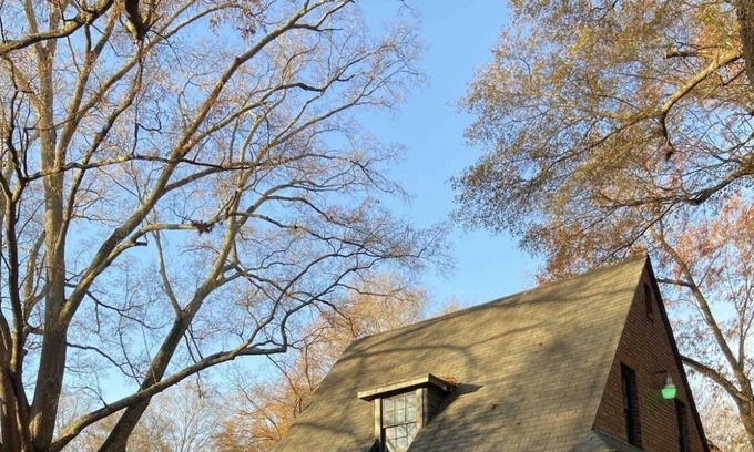 Gastonia Casa | Historic 20s Cottage sits under the breath taking oaks.