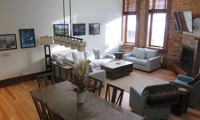 East Kootenay Apartamento | Historic 3-Bedroom Charm, Hot Tub & Gym Access