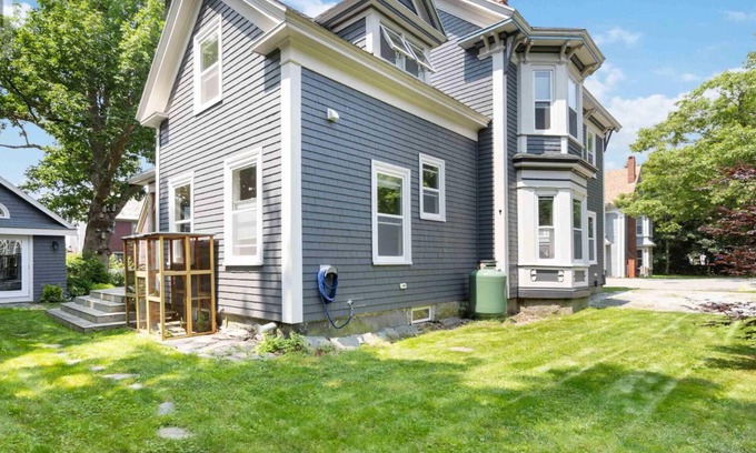 Shelburne Casa | Historic 3-bedroom house with a beautiful garden in oceanfront Shelburne.