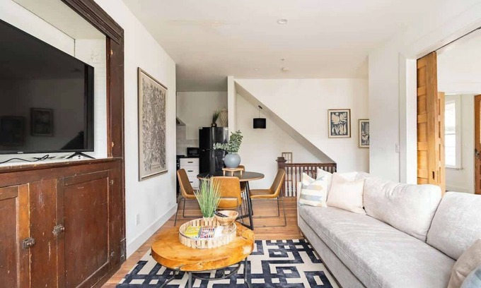 Uptown Apartamento | Historic 6BR Walk to NW Shops Sleeps 12