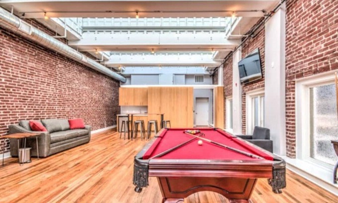 Downtown Memphis Casa | Historic Bank on Madison | Luxury Space & Game Room Downtown