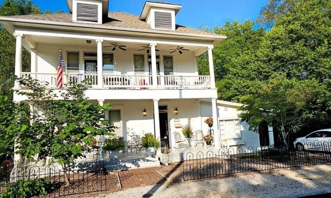 Eureka Springs Historic District Casa | Eureka Springs: Casa Amplia con Balcón y Vistas
