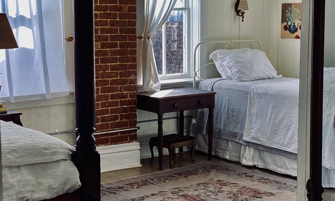 Spring Grove Apartamento | Historic BLUE RIBBON upstairs apartment full breakfast included in BR cafe