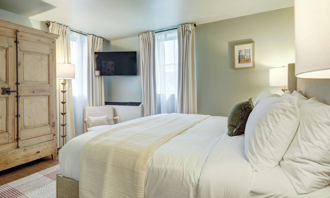 North Downtown Hotel | Historic Boutique Stay The 200 South St King Room & Pool