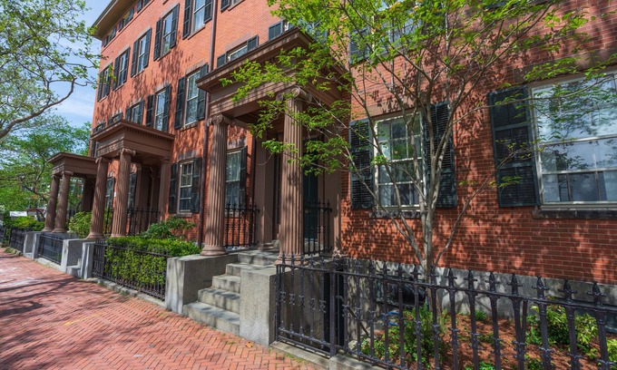 College Hill Condominio | Historic Brownstone in the Heart of College Hill - BROWN - RISD - JWU