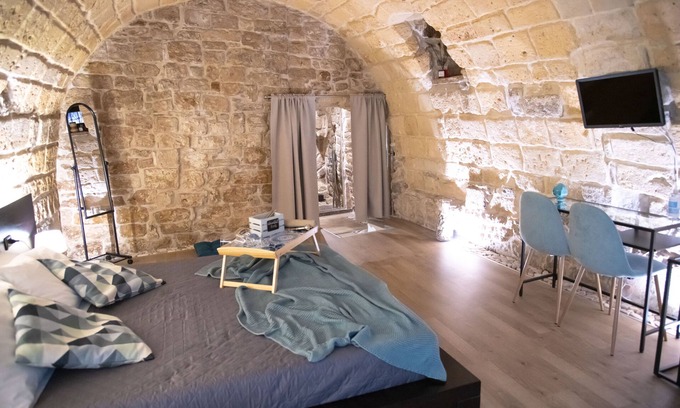 Trani Casa | Historic building with terrace