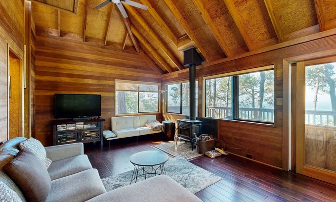 Sea Ranch Casa | Cabina histórica con estufa de leña, terraza con vista al mar y piscinas / tenis compartidas.