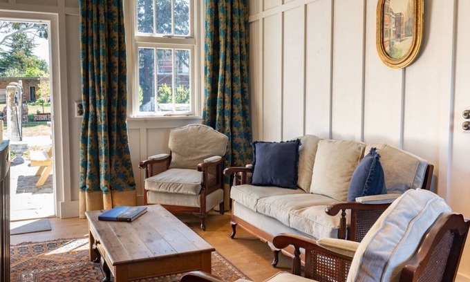 Earnscleugh Casa | Historic Castle Coach House – Trail & Wineries