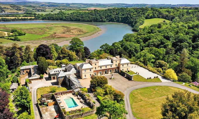 Saltash Cabaña | Historic Castle on River Tamar