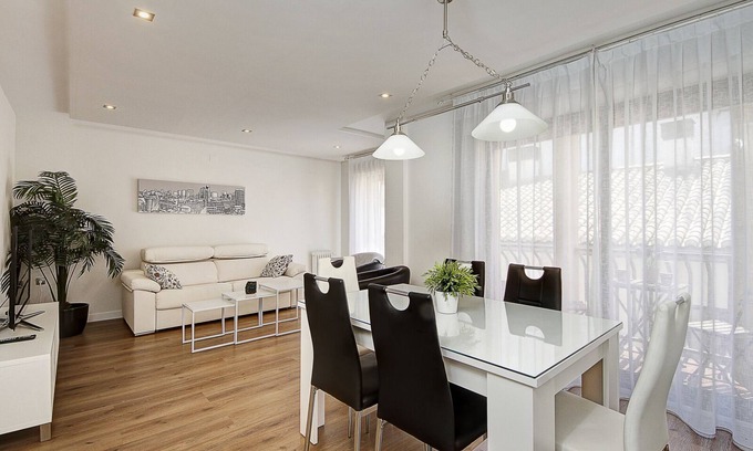 Centro - Sagrario Apartamento | HISTORIC CENTER CATHEDRAL/ALBAICIN - FREE PARKING & WIFI