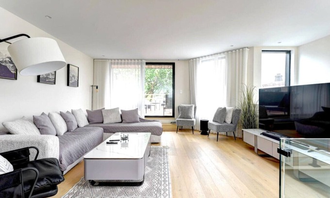Plateau Mont Royal Apartamento | Historic Charm Overlooking Parc Lafontaine!