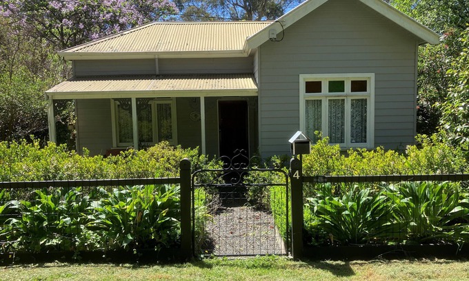 Warburton Cabaña | Historic Cottage 4 Riverside Dve. Pet friendly, flat fenced yard on the River.