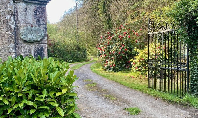 Belle-Isle-en-Terre Casa | Historic country house on the river. Pink granite coast excursion destination