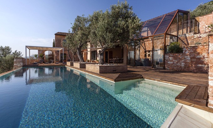 Trevi Villa | Casa rural con piscina panorámica, aire acondicionado, wifi y muebles contemporáneos.