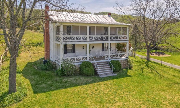 Rockbridge Baths Casa | Historic Countryside Escape - Relax, Hike, & Fish!