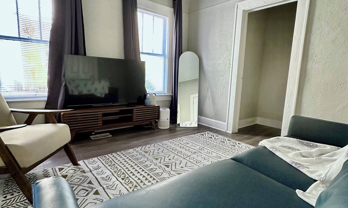 Urban Core Apartamento | Historic & Cozy 2BR w/TVs, Kitchen & Laundry