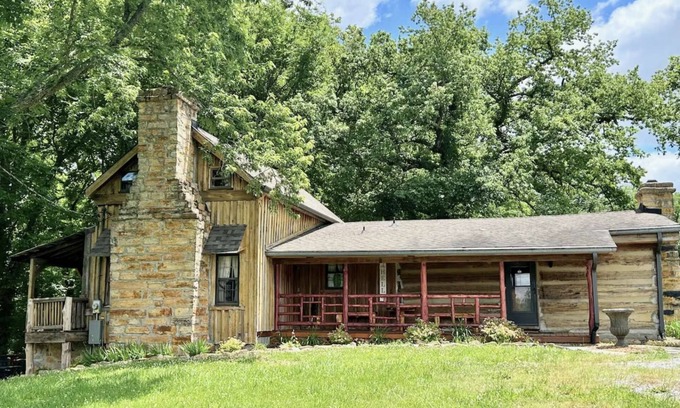 Arrington Cabina | Historic Creekside Cabin at Arrington Reserve