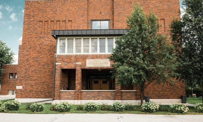 Garden City Casa | HISTORIC DESTINATION - 3 Suites/Entire Floor - Milford Schoolhouse Stays